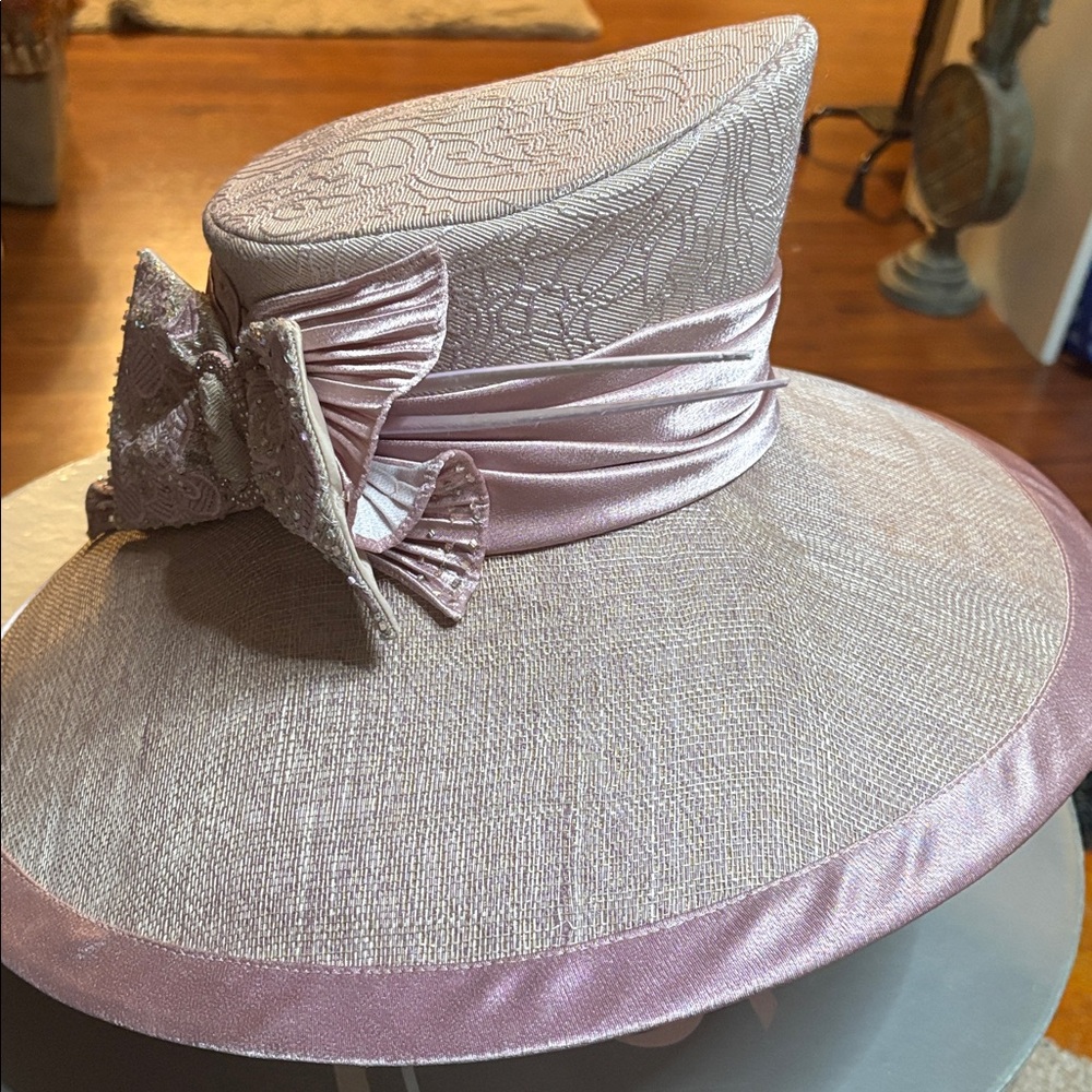 Elite Champagne Wide Brim Fabric/Bow design. EXCELLENT CONDITION